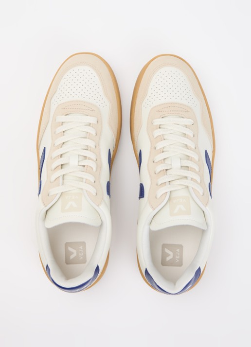 Veja V-90 sneaker van leer met suède details - detail 3 gebroken wit