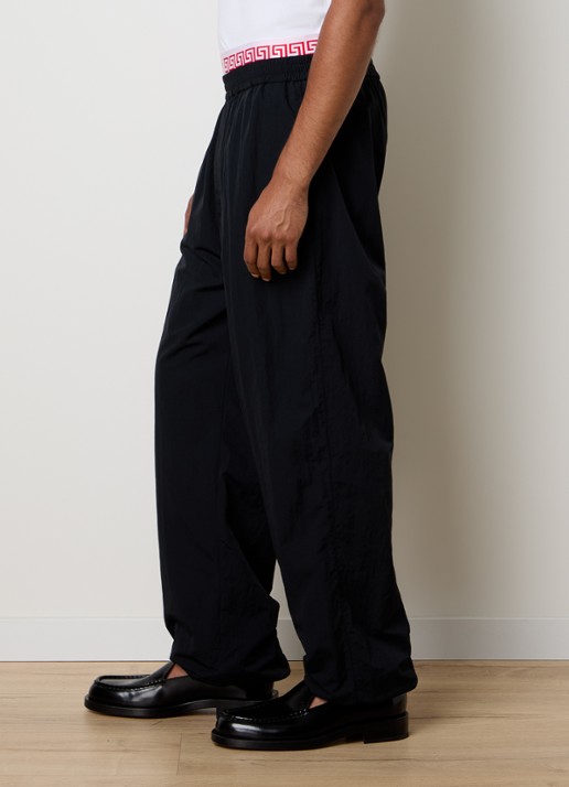 Versace Wide fit trackpants met steekzakken en logo - detail 4 zwart