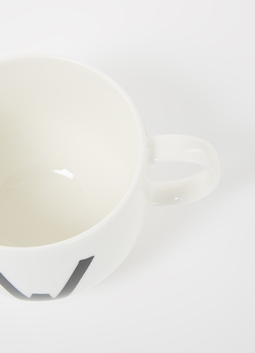 Villeroy & Boch Like Letters W mok 38 cl - detail gebroken wit