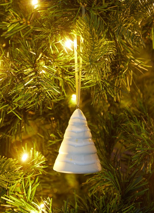 Villeroy & Boch Winter Glow Dennenboom kersthanger 7,5 cm - voorkant 3 gebroken wit