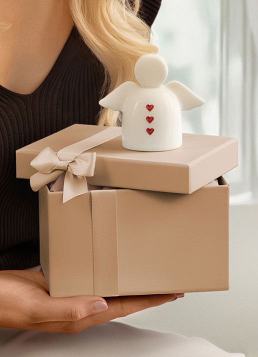 Villeroy & Boch With Love Sending Love Beschermengel ornament 8,5 cm - achterkant wit