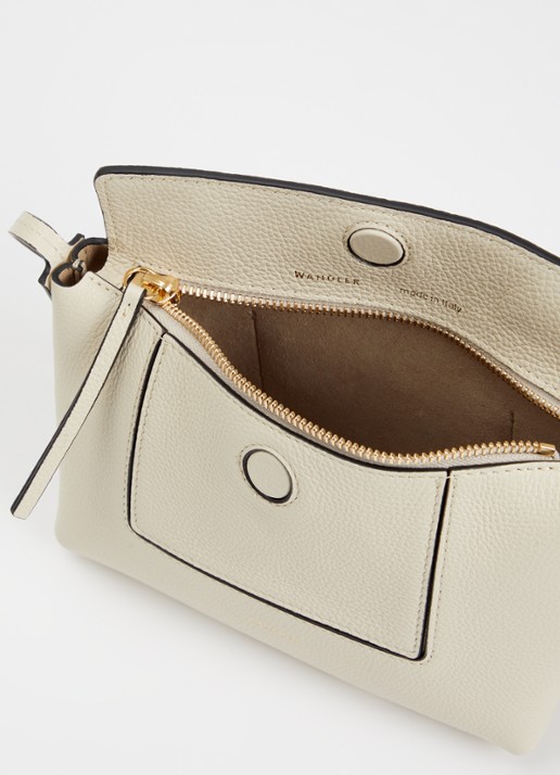 Wandler Penelope Slouch schoudertas van kalfsleer - detail creme