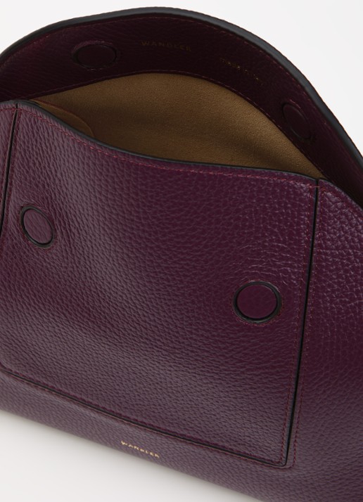 Wandler Penelope Slouch schoudertas van kalfsleer - detail aubergine