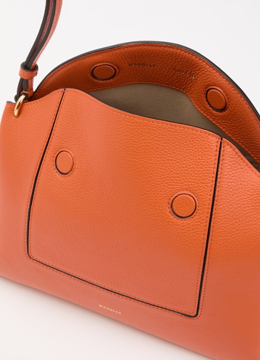 Wandler Penelope Slouch schoudertas van kalfsleer - detail 2 orange