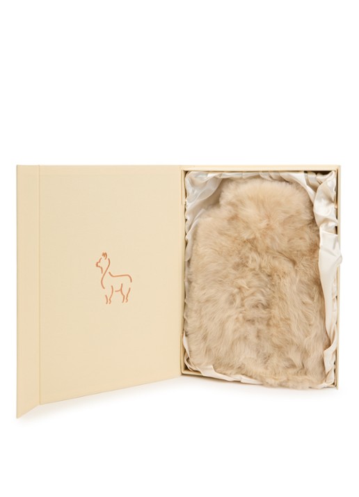 WEICH Calmo kruik van alpaca vacht - voorkant beige