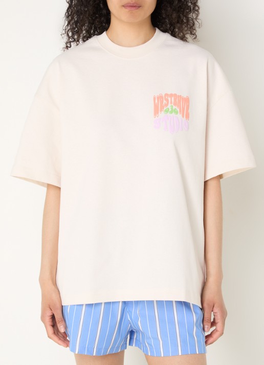 WRSTBHVR Flynn T-shirt met logo- en backprint - achterkant gebroken wit