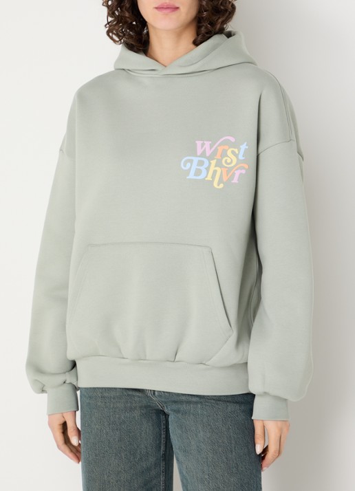 WRSTBHVR Reed hoodie met front- en backprint - achterkant lindegroen