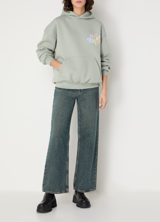 WRSTBHVR Reed hoodie met front- en backprint - voorkant 5 lindegroen