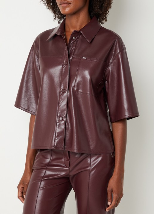 Xandres Horris blouse van imitatieleer met borstzak - detail 2 aubergine