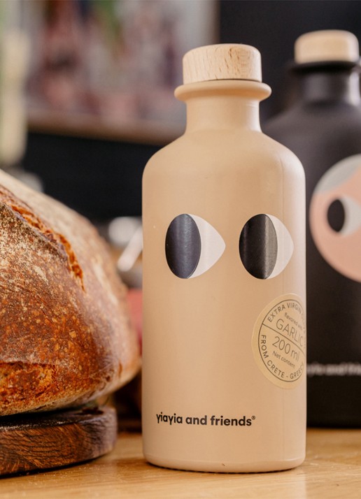 yiayia and friends Infused Garlic Extra Vierge olijfolie 200 ml - detail 4 beige