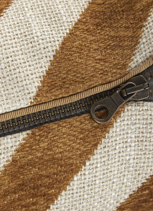 Yves Delorme Calisson sierkussenhoes - detail 4 donkerbeige