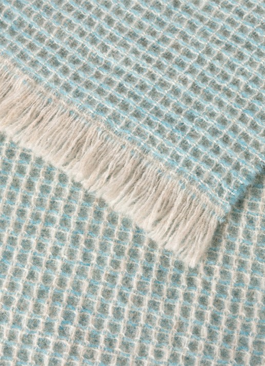 Yves Delorme Cosy plaid van scheerwol met franjes 130 x 170 cm - achterkant lichtblauw