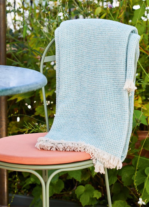 Yves Delorme Cosy plaid van scheerwol met franjes 130 x 170 cm - detail 4 lichtblauw