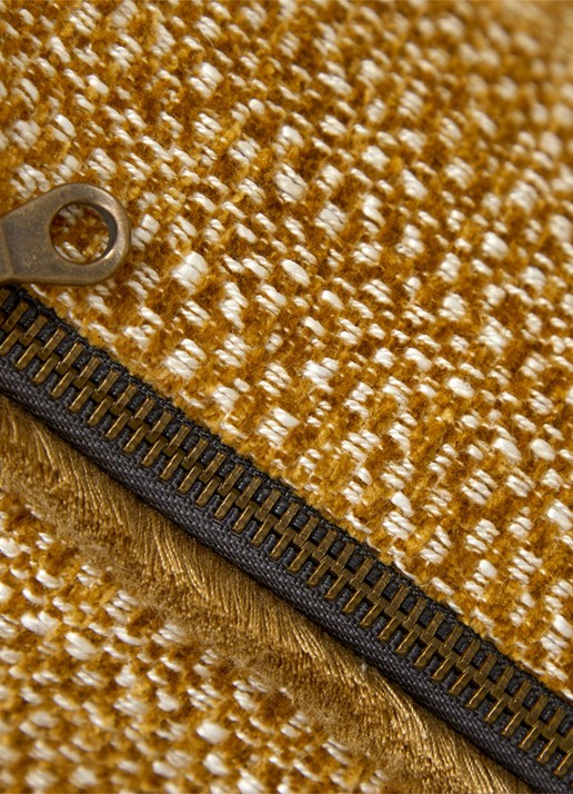 Yves Delorme Géode sierkussenhoes in linnenblend - detail 7 okergeel
