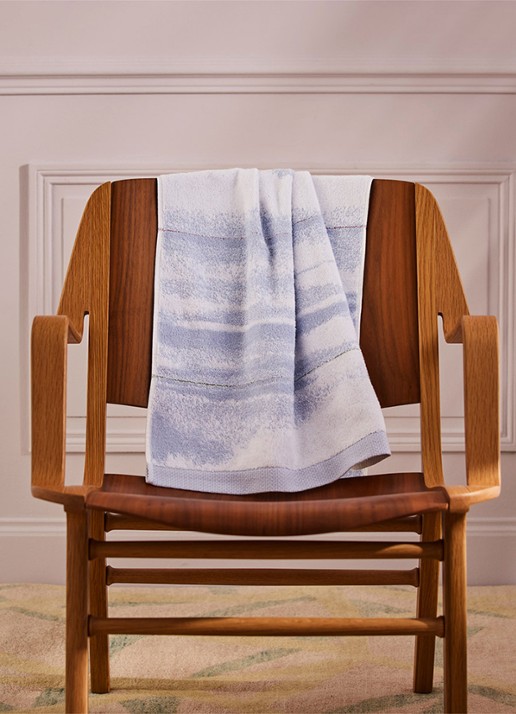 Yves Delorme Horizons badhanddoek van  katoen - 470 gr/m2 - 55 x 100 cm - detail 5 lichtpaars