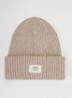 Basalth ribgebreide muts met logo - Beige