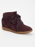 Bobby sneakerwedge van kalfssuède  - Aubergine