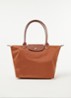 Le Pliage schoudertas M met leren details - Cognac