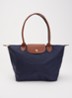 Le Pliage schoudertas M met leren details - Donkerblauw