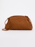 Clutch met gevlochten details en verstelbare schouderriem - Roestbruin