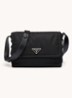 Small Re-Nylon gewatteerde schoudertas met leren details - Zwart